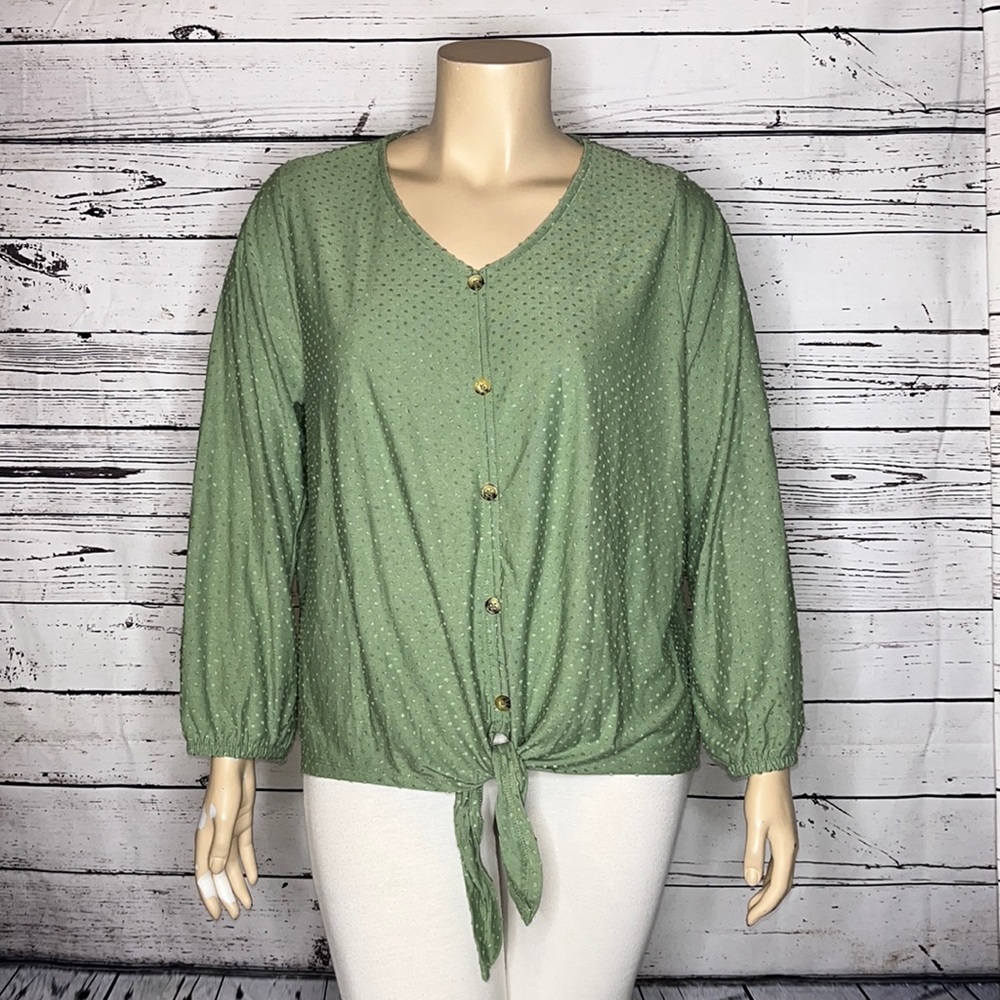New York Laundry NWT 2X Green Swiss Dot Crochet Lace Tie Hem Faux Button Top
